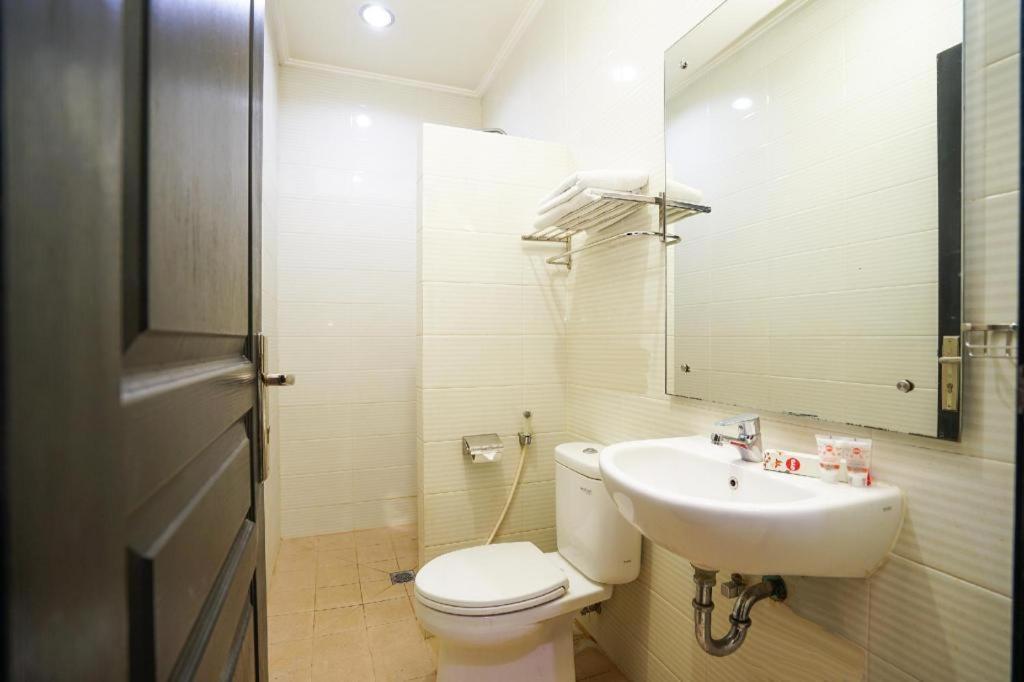 Oyo 235 Maumu Hotel & Lounge Surabaja Zewnętrze zdjęcie